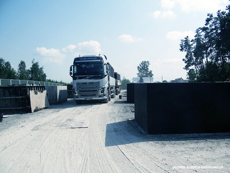 Transport szamb betonowych  w Sulejówku